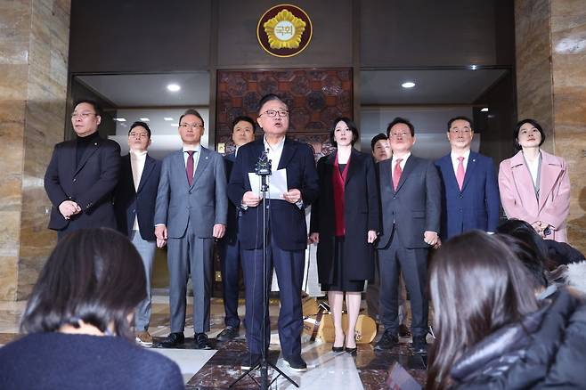 고동진 의원을 비롯한 국민의힘 친한계 의원들이 29일 서울 여의도 국회에서 한동훈 전 대표 제명 결정에 대한 입장을 밝히고 있다. 뉴스1