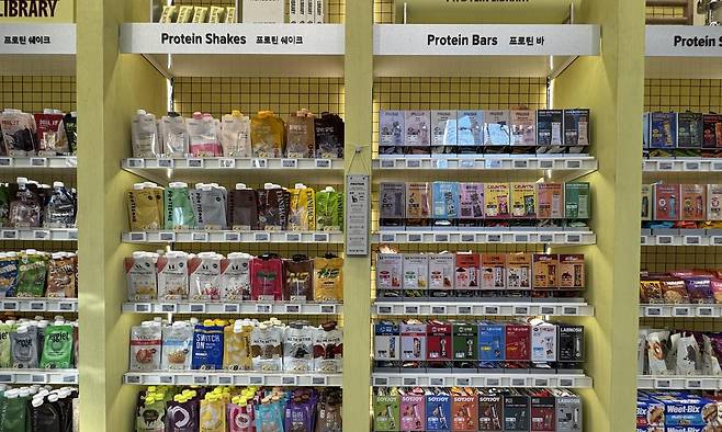 CJ 올리브영의 웰니스 큐레이팅 플랫폼 ‘올리브베러(OLIVE BETTER)’ 광화문점 1층에 마련된 단백질 존. 김혜린 동아닷컴 기자 sinnala8@donga.com