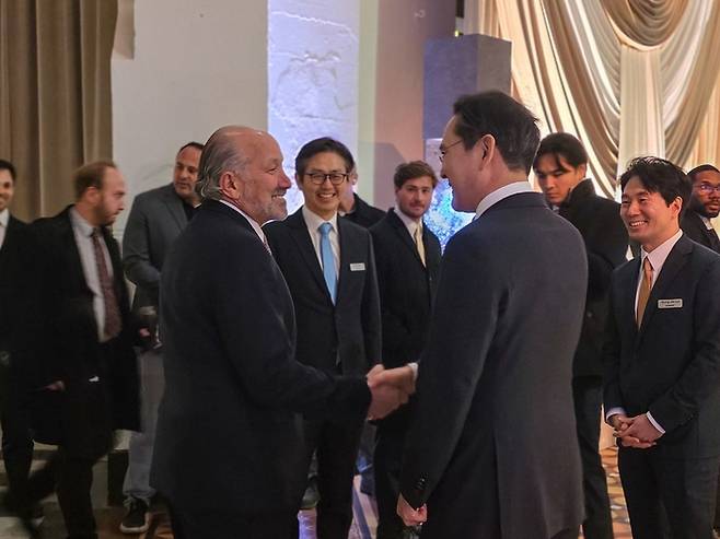 이재용 회장이 1월 28일(현지시간) 미국 워싱턴 D.C. 스미스소니언 예술산업관에서 열린 갈라 디너에서 하워드 러트닉 미국 상무부 장관을 만나 대화하고 있다. 사진제공=삼성전자