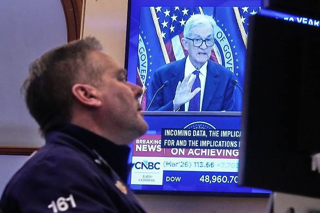 미국 뉴욕 뉴욕증권거래소(NYSE) 모니터에 28일(현지시간) 제롬 파월 연방준비제도(연준) 의장의 기자회견이 방송되고 있다. AP 연합