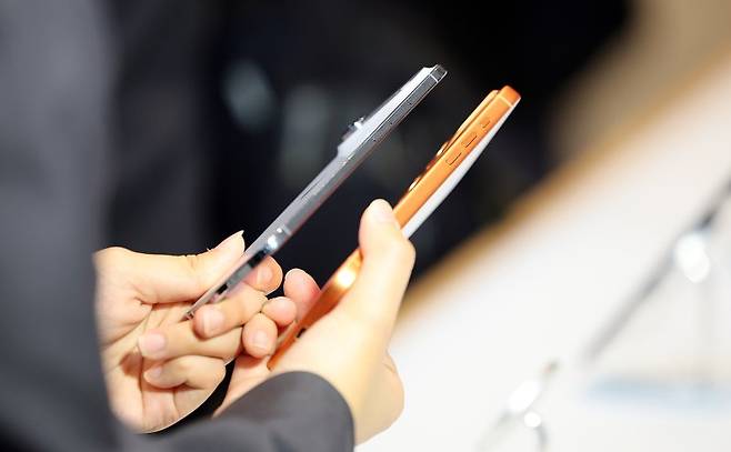 지난해 9월 서울 중구 명동 애플스토어 방문객이 '아이폰 에어'와 '아이폰17프로'를 살펴보고 있다. 뉴스1