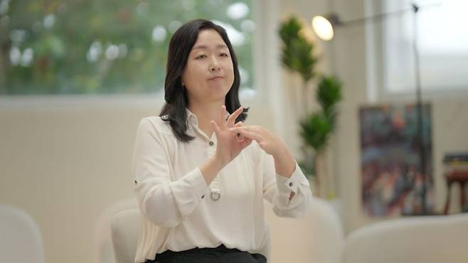 마이크로소프트 엘리베이트의 긍정 사례로 꼽히는 소민지 작가. 소 씨는 AI를 활용한 문법 교정과 스토리 구성을 실험하며, ‘먼저 질문하는’ AI 에이전트를 개발해 농인 예비 작가들의 창작을 돕는 도구로 활용하고 있다. MS 제공