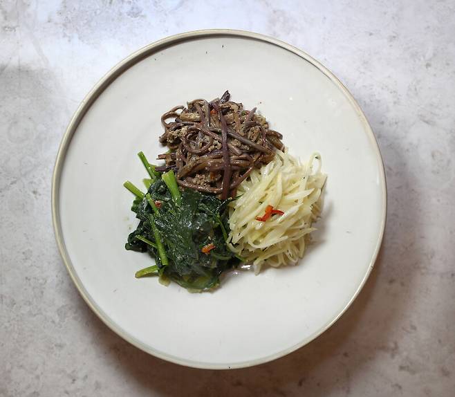 이금희 조리장이 만든 ‘봉래헌 세찬’ 메뉴 중 하나인 3가지 나물. 박미향 선임기자