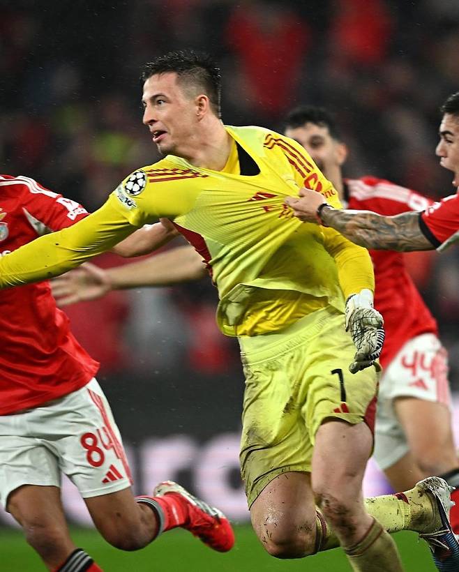 벤피카 골키퍼 트루빈이 29일 레알과의 2025~26 UCL 리그페이즈 8차전서 쐐기 골을 넣고 환호하고 있다. 사진=ESPN