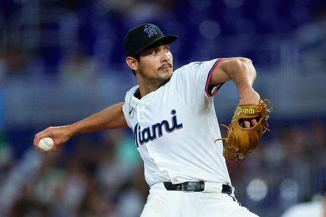 <yonhap photo-0276=""> MIAMI, FLORIDA - AUGUST 27: Freddy Tarnok #56 of the Miami Marlins delivers a pitch in the fourth inning against the Atlanta Braves at loanDepot park on August 27, 2025 in Miami, Florida. Kelly Gavin/Getty Images/AFP (Photo by Kelly Gavin / GETTY IMAGES NORTH AMERICA / Getty Images via AFP)/2025-08-28 04:40:25/ <저작권자 ⓒ 1980~2025 ㈜연합뉴스. 무단 전재 재배포 금지, AI 학습 및 활용 금지></yonhap>