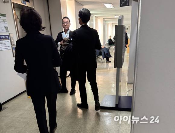 29일 서울중앙지방법원에 들어선 남양유업 이운경 전 고문(왼쪽)과 홍진석 전 경영혁신추진담당(상무)(가운데), 홍범석 전 외식사업본부장(상무보)에 대해 모두 유죄를 선고했다. [사진=아이뉴스24]