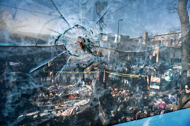 지난 26일(현지시간) 미국 미네소타주 미니애폴리스에 설치된 고(故) 알렉스 프레티 임시 추모 장소 인근 창문에 총탄 구멍이 나 있다. AFP=연합뉴스