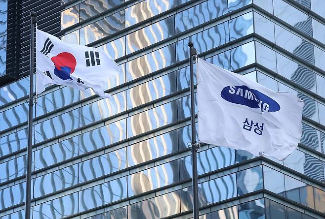 삼성전자는 연결 기준 작년 한 해 영업이익이 43조6011억원으로 전년보다 33.2% 증가한 것으로 잠정 집계됐다고 29일 공시했다. 사진은 이날 서울 서초구 삼성전자 서초사옥 모습. 연합뉴스