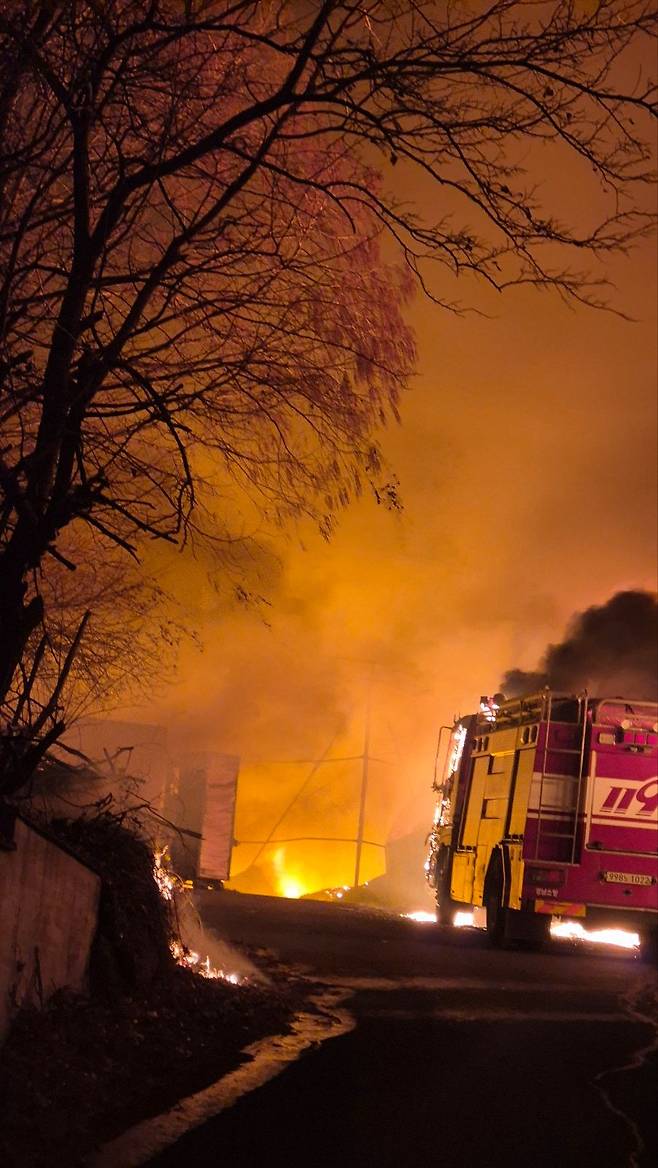 29일 오후 6시52분쯤 경남 김해시 생림면의 한 비철금속 제조공장에서 발생한 불이 인근 야산으로 옮겨 붙으면서 소방·산림당국이 진화 작업에 나서고 있다. 사진 산림청