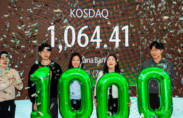 ▲ 코스닥 지수가 4년여만에 1,000선을 넘어선 26일 서울 중구 하나은행 본점 딜링룸에서 딜러들이 세리머니를 하고 있다. 2026.1.26 연합뉴스 자료사진