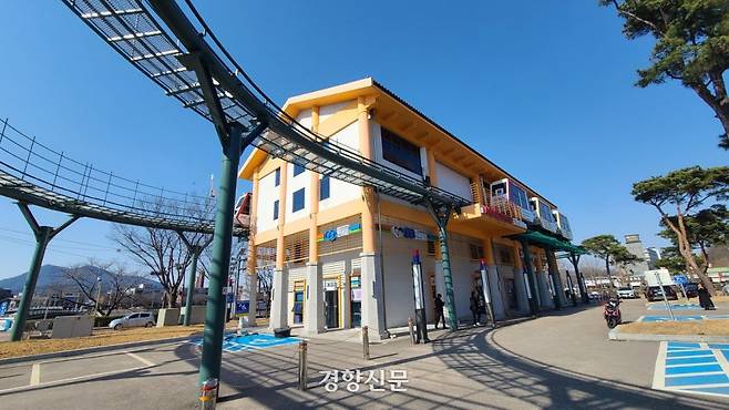 전북 남원시에 조성된 모노레일과 집와이어 시설. 남원시의 가동 중단지시로 멈춰 서 있다.