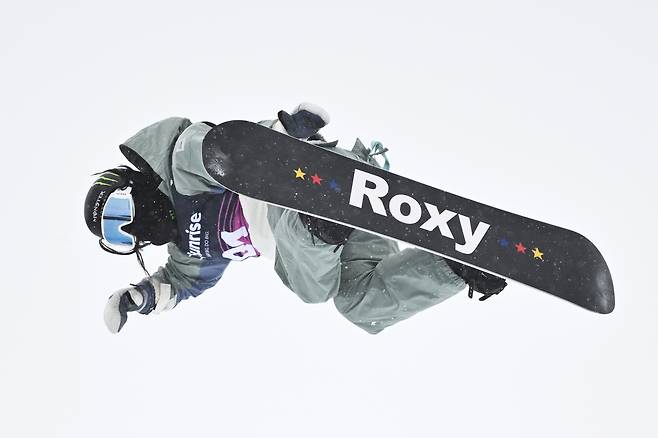 Gold medalist snowboarder Chloe Kim of the United States performs in the half-pipe competition at the FIS Snowboard, Freestyle and Freeski World Championships in St. Moritz, Switzerland, March 29, 2025. [AP/YONHAP]