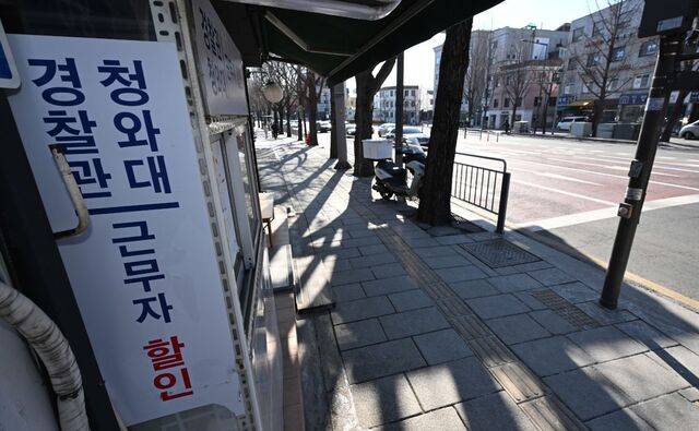 이재명정부 대통령실이 청와대로 복귀한 지 한 달째인 28일 서울 종로구 청와대 인근 식당가가 손님이 없는 한산한 모습을 보이고 있다. 윤웅 기자