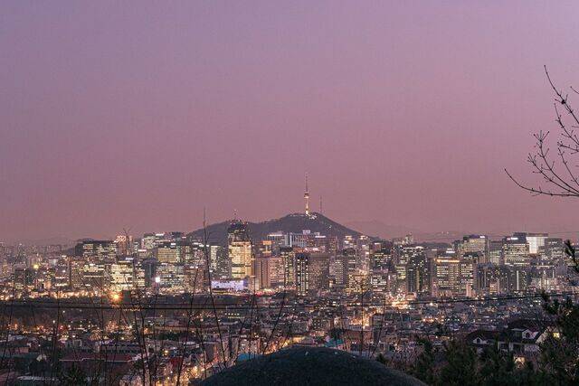 설날과 정월대보름을 맞아 낭만 가득한 야간 명소를 찾아 산책을 즐기며 한 해 새로운 다짐을 새겨 보자. 서울 윤동주시인의언덕에서 바라본 남산 방향. 한국관광공사 제공