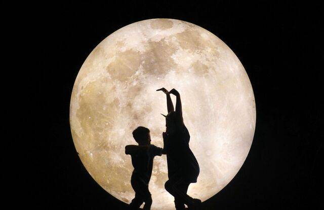 원주 오크밸리 산책로 ‘힐링의 아다지오’ 내 보름달 조형물. 한국관광공사 제공