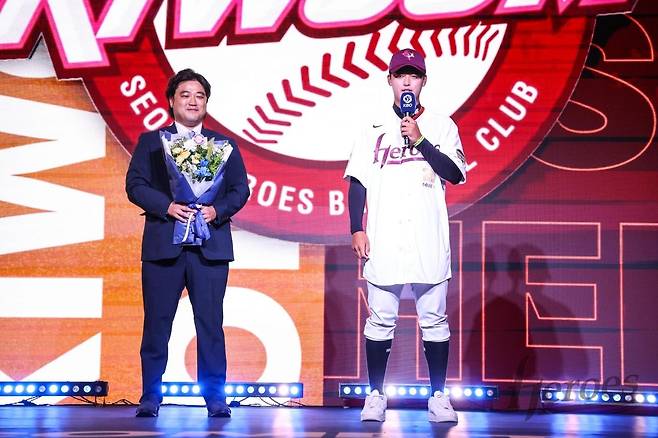 박준현(키움 히어로즈·오른쪽)이 지난해 9월 서울 송파구 롯데호텔 월드에서 열린 2026 한국야구위원회 신인드래프트에서 전체 1순위로 지명된 뒤, 그의 아버지 박석민 삼성라이온즈 코치 옆에서 소감을 밝히고 있다. 키움 제공
