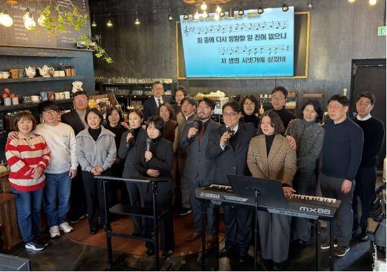 담임 성상모(맨 뒷줄) 목사가 카페에서 사역자들과 예비 부부 사역자들이 함께했다.
