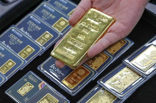 서울 종로구 삼성금거래소에서 직원이 골드바를 들어보이고 있다. [한주형 기자]