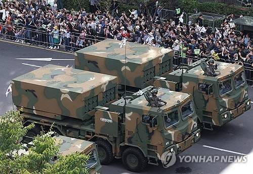 건군 제76주년 국군의 날 시가행진이 열린 1일 다연장포인 천무가 서울 중구 세종대로 위를 지나고 있다. [연합뉴스]