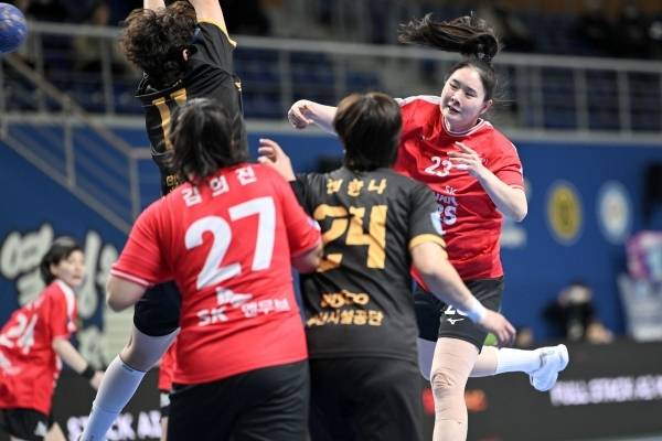 사진 SK슈가글라이더즈 송지은이 부산시설공단 수비를 앞에 두고 슛하는 모습