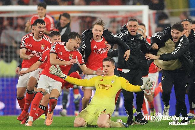 벤피카 골키퍼 트루빈이 후반 추가 시간 극적인 득점에 성공한 뒤 기뻐하고 있다. 사진=AFPBBNews=News1