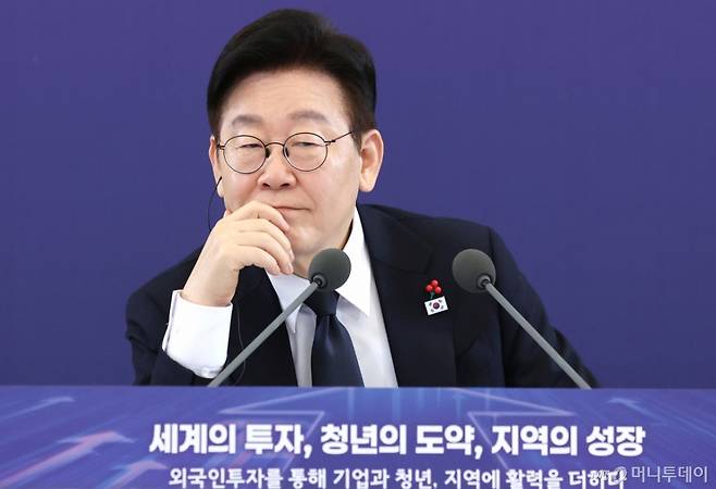 [서울=뉴시스] 최동준 기자 = 이재명 대통령이 28일 청와대에서 열린 외국인 투자 기업 간담회에서 참석자 발언을 듣고 있다. 2026.01.28. photocdj@newsis.com /사진=
