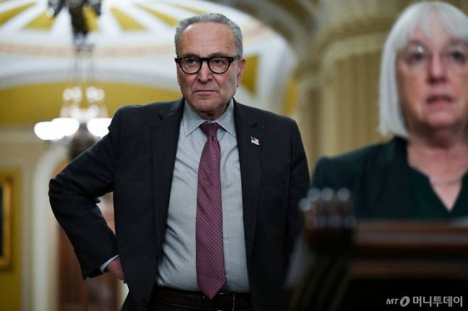(워싱턴 로이터=뉴스1) 강민경 기자 = 척 슈머 상원 민주당 원내대표가 4일 미국 연방정부 셧다운 문제와 관련해 기자회견을 열고 있다. 2025.11.4 ⓒ 로이터=뉴스1 Copyright (C) 뉴스1. All rights reserved. 무단 전재 및 재배포, AI학습 이용 금지. /사진=(워싱턴 로이터=뉴스1) 강민경 기자