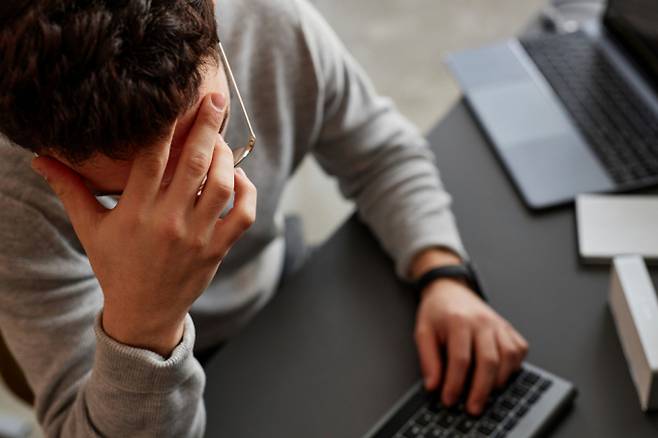 머리가 아파 진통제를 과다복용한 후에도 두통이 이어진다면 약물 과용 두통일 가능성이 존재한다. 사진은 기사 내용과는 무관함. /사진=클립아트코리아