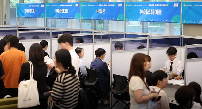 지난 6월26일 서울 강서구 마곡 서울창업허브엠플러스에서 열린 2025 강서구 취업박람회에서 구직자들이 채용 상담을 받고 있다. /사진=뉴시스