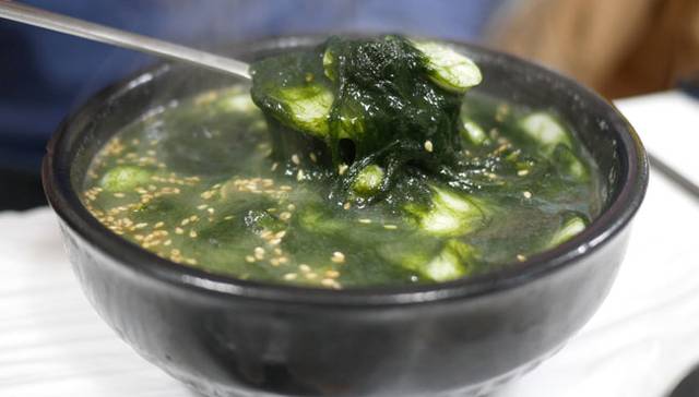 겨울이 제철인 매생이와 굴을 함께 넣어 끓인 굴 떡국.