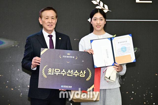28일 서울 방이동 올림픽파크텔 올림피아홀에서 진행된 '2026 배구인의 밤' 행사가 열렸다. 최우수선수상을 수상한 한국여자 U16 배구국가대표팀 주장 손서연./송파 = 한혁승 기자