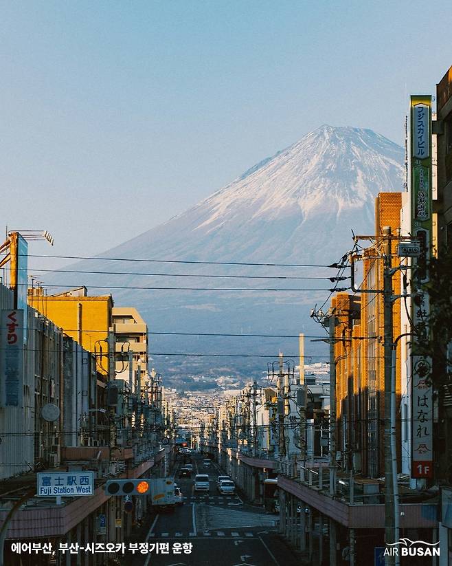 에어부산이 하계 성수기를 앞두고 부산과 인천을 잇는 해외 부정기 노선 4개를 새롭게 운항한다. [에어부산 제공]