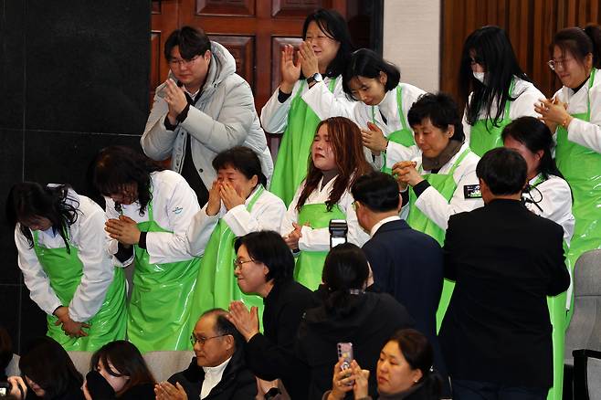 학교 급식 노동자들이 29일 국회에서 열린 본회의에서 학교급식법 일부개정법률안(대안)이 통과되자 눈물을 흘리고 있다. [연합]