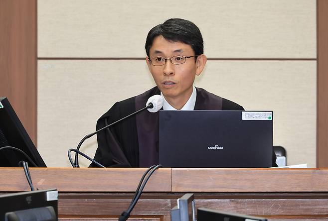 윤석열 전 대통령의 부인 김건희 씨의 자본시장법 등 위반 혐의 1심을 심리하는 서울중앙지방법원 형사27부 우인성 부장판사. [뉴시스]