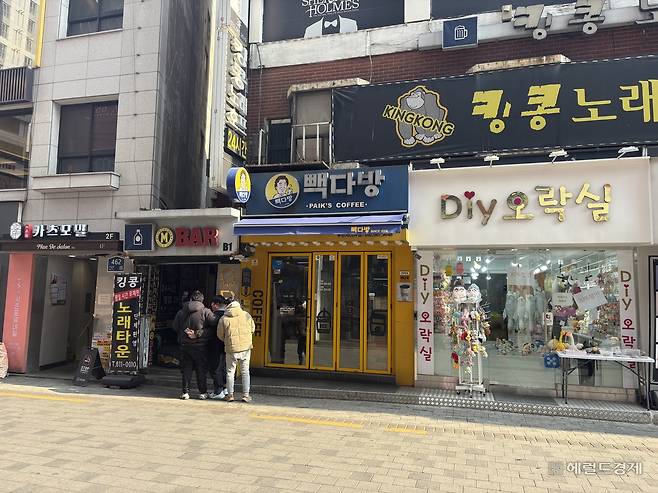 23일 오전 일부 BJ들이 방송을 켜고 부천역 로데오거리 일대를 돌아다니는 모습. 정주원 기자