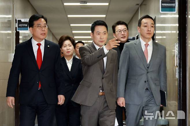 [서울=뉴시스] 고승민 기자 = 국민의힘 장동혁 대표와 송언석 원내대표 등 지도부가 29일 서울 여의도 국회에서 열린 최고위원회의에 참석하고 있다. 2026.01.29. kkssmm99@newsis.com