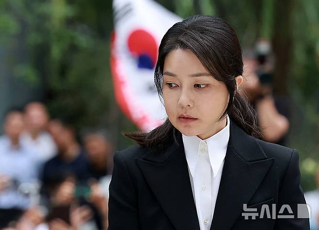 [서울=뉴시스] 이영환 기자 = 도이치모터스 주가조작 연루 의혹 등을 받는 김건희 여사가 지난해 8월6일 오전 서울 종로구 김건희 특검팀(특별검사 민중기)사무실에 피의자 신분으로 소환되고 있다. 2025.08.06. 20hwan@newsis.com