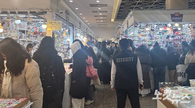 동대문종합시장 5층 액세서리 상가. 김민서 인턴기자