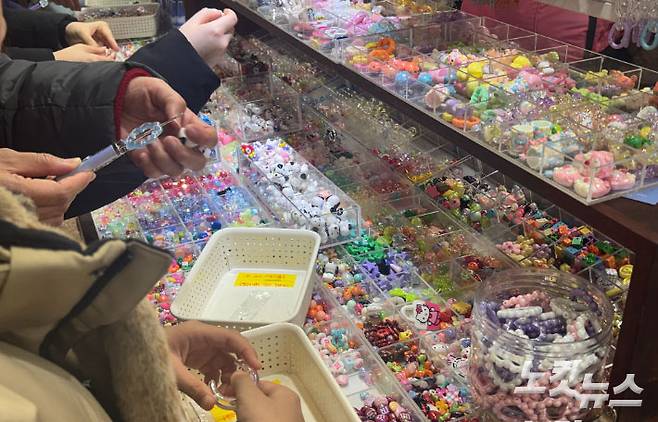 동대문종합시장 액세서리 상가에서 볼펜 꾸미기를 하고 있는 모습. 김민서 인턴기자