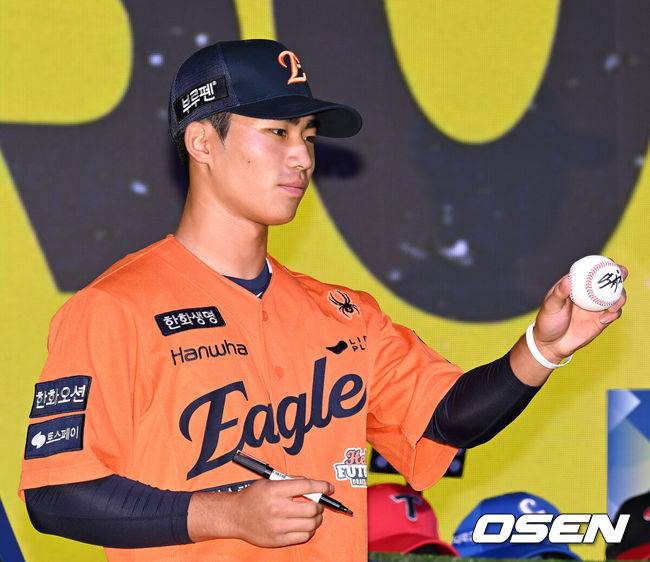 [OSEN=이대선 기자] 17일 오후 7일 오후 서울 롯데호텔 월드에서 ‘2026 KBO 신인 드래프트’가 열렸다. 이번 드래프트는 전면 드래프트 방식으로 총 11라운드에 걸쳐 진행된다. 한화 이글스에 지명된 유신고 오재원이 기념촬영을 하고 있다. 2025.09.17 /sunday@osen.co.kr
