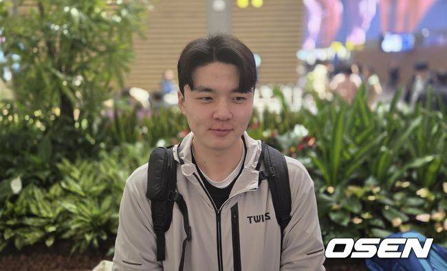 [OSEN=한용섭 기자] LG 트윈스 투수 이민호가 미국 스프링캠프를 떠나며 취재진과 인터뷰를 하고 있다. /orange@osen.co.kr