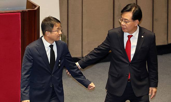 더불어민주당 한병도 원내대표와 국민의힘 송언석 원내대표가 29일 국회에서 열린 제431회 국회(임시회) 제2차 본회의에서 대화하고 있다. 연합뉴스