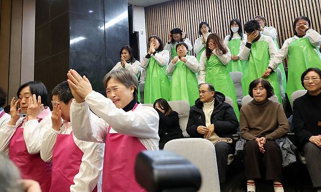 학교급식 노동자들이 29일 국회에서 열린 제431회 국회(임시회) 제2차 본회의에서 학교급식법 일부개정법률안이 가결되자 기뻐하며 눈물을 훔치고 있다. 연합뉴스
