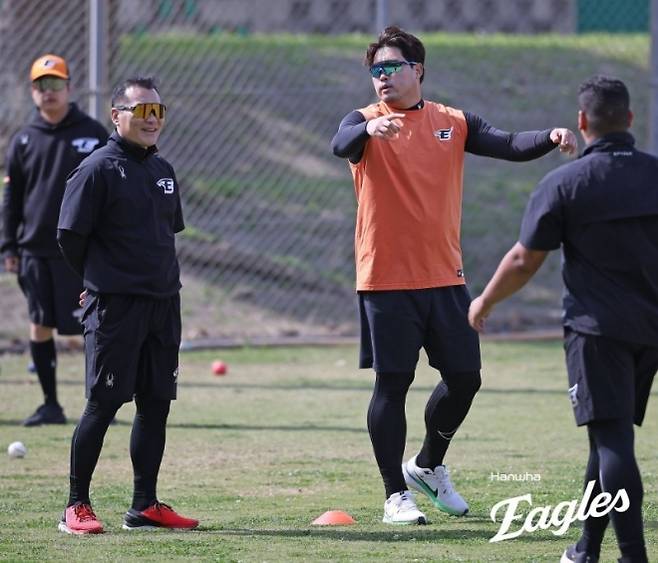 류현진(오른쪽)과 대화하는 장세홍(왼쪽) 코치. 2024.2.28 한화 이글스 제공