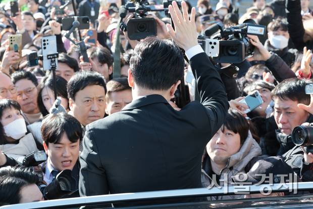 국민의힘에서 제명된 한동훈 전 대표가 29일 제명 결정과 관련해 기자회견을 마친 뒤 국회 소통관을 나서며 지지자들을 향해 손을 흔들고 있다. 성형주 기자