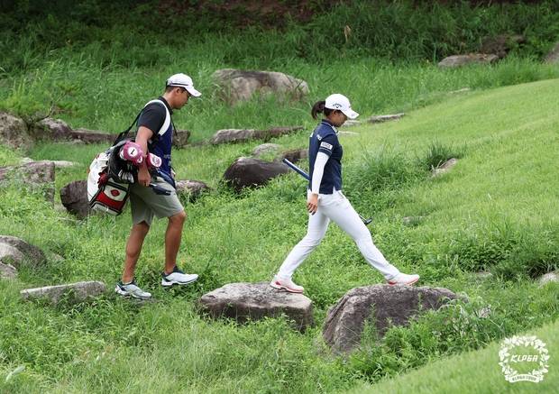 퍼터를 들고 그린으로 향하고 있는 황유민. 사진 제공=KLPGA