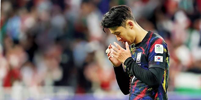 한국 축구대표팀 손흥민이 카타르 알라이얀 아흐마드 빈 알리 스타디움에서 열린 2023 아시아축구연맹(AFC) 아시안컵 4강전 요르단과 경기에서 패한 뒤 고개를 숙인 채 그라운드를 빠져 나가고 있다. 연합뉴스