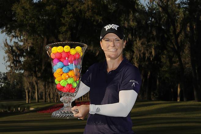 오스틴 언스트가 2021년 3월 LPGA 투어 드라이브 온 챔피언십에서 우승한 뒤 트로피를 들어보이고 있다. 게티이미지코리아