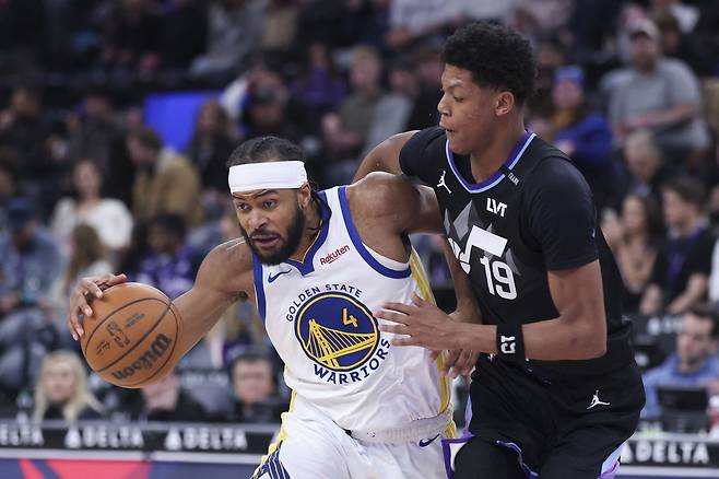 모제스 무디(왼쪽)가 29일 미국 유타주 솔트레이크시티의 델타 센터에서 열린 유타 재즈와 2025~2026 미국프로농구 정규리그 원정 경기에서 돌파를 시도하고 있다. 솔트레이크시티 | Imagn Images연합뉴스