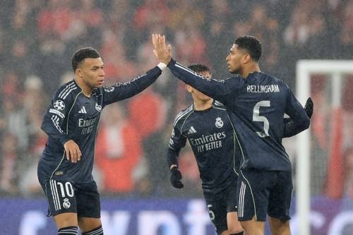 음바페가 벤피카전 레알 마드리드의 두 번째 득점을 성공시킨 후 벨링엄(오른쪽)과 기뻐하고 있다. AFP연합뉴스